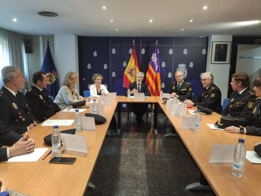 Archivfoto: Besprechung in der Jefatura in Palma beim Ministerbesuch am 24.04.2023. Quelle: Ministerio del Interior.
