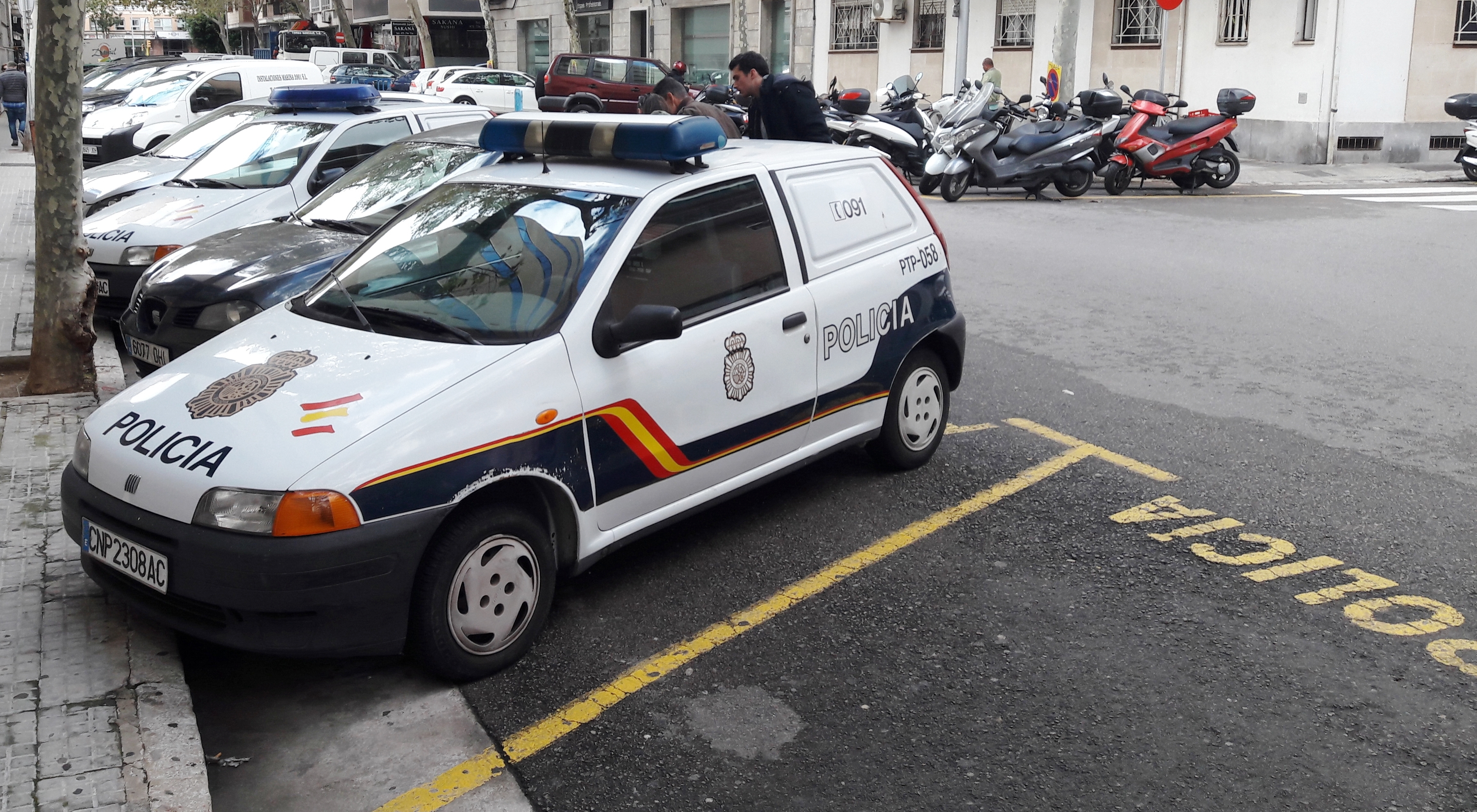 Streifenwagen der Policía Nacional in Palma · Archivfoto vom 10.11.2017: Dickelbers / Wikimedia Commons, CC BY-SA 4.0.